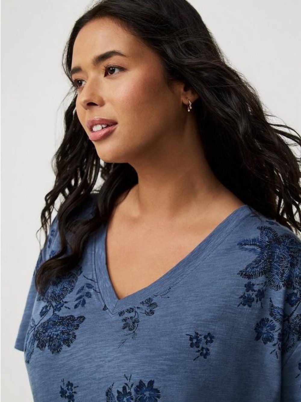 Torrid China Blue Floral Heritage Slub Relaxed V-Neck Tee | Size 2X (18-20) - Picture 4 of 11